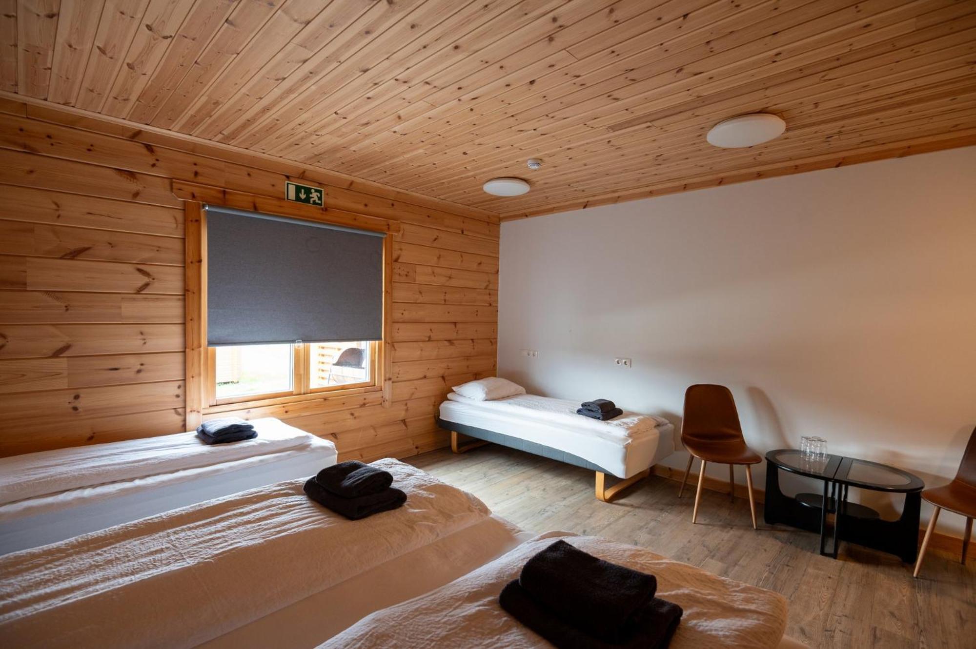 Gladheimar Guesthouse Блёндюоус Экстерьер фото