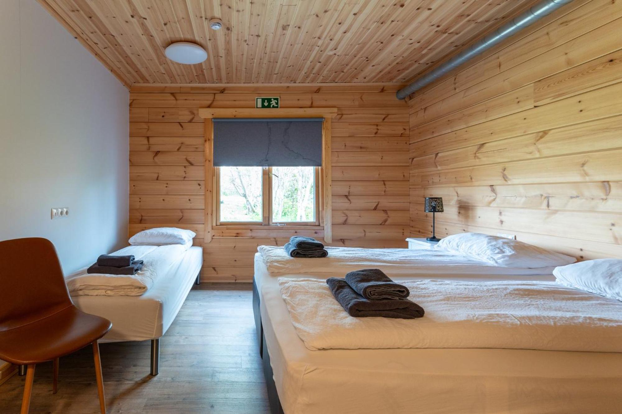 Gladheimar Guesthouse Блёндюоус Экстерьер фото