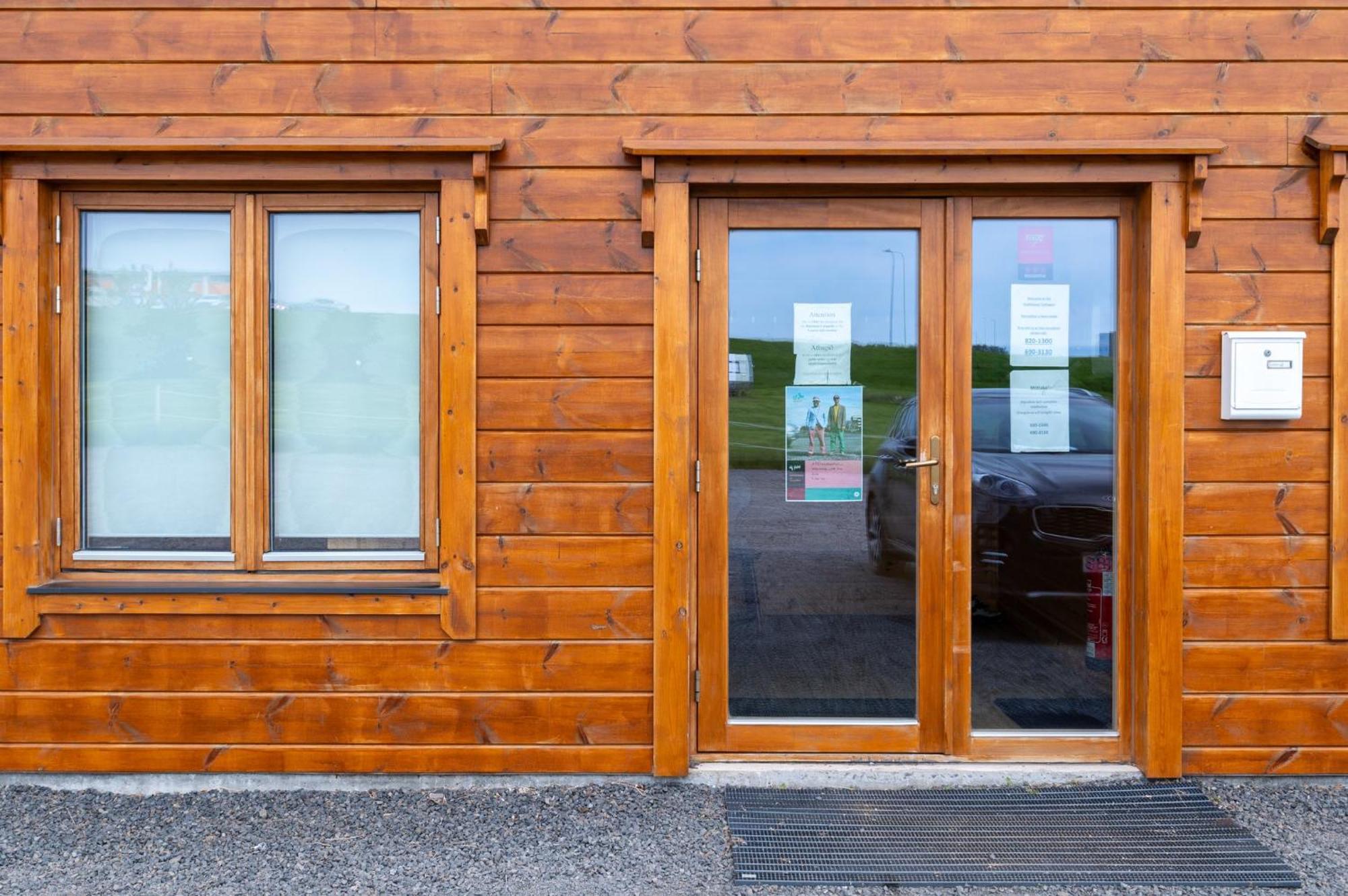 Gladheimar Guesthouse Блёндюоус Экстерьер фото