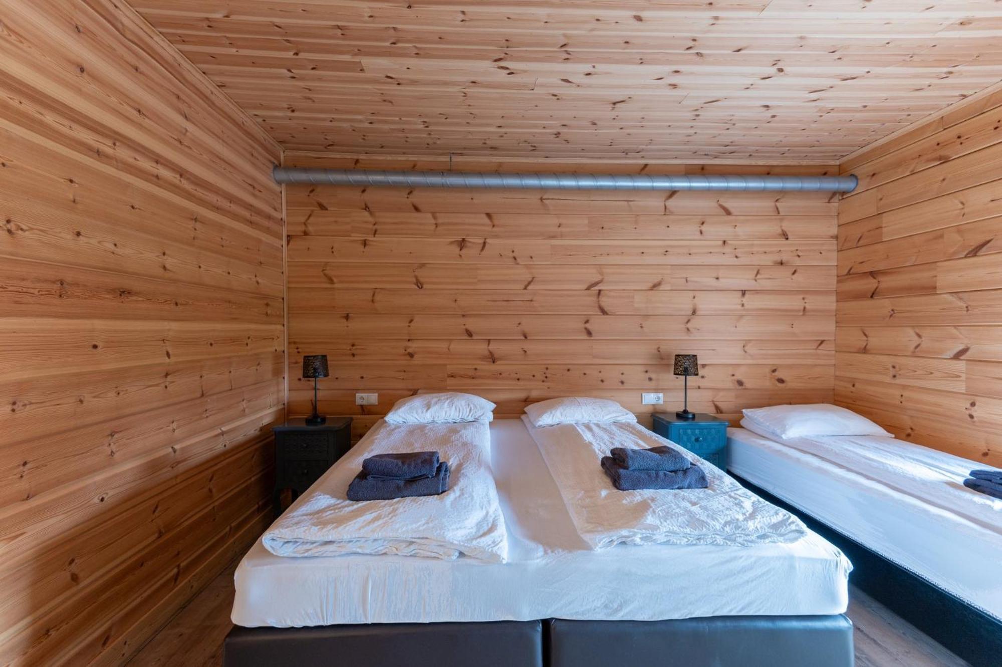 Gladheimar Guesthouse Блёндюоус Экстерьер фото