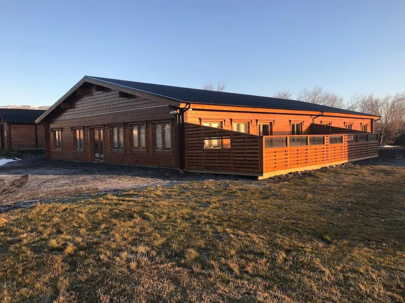 Gladheimar Guesthouse Блёндюоус Экстерьер фото